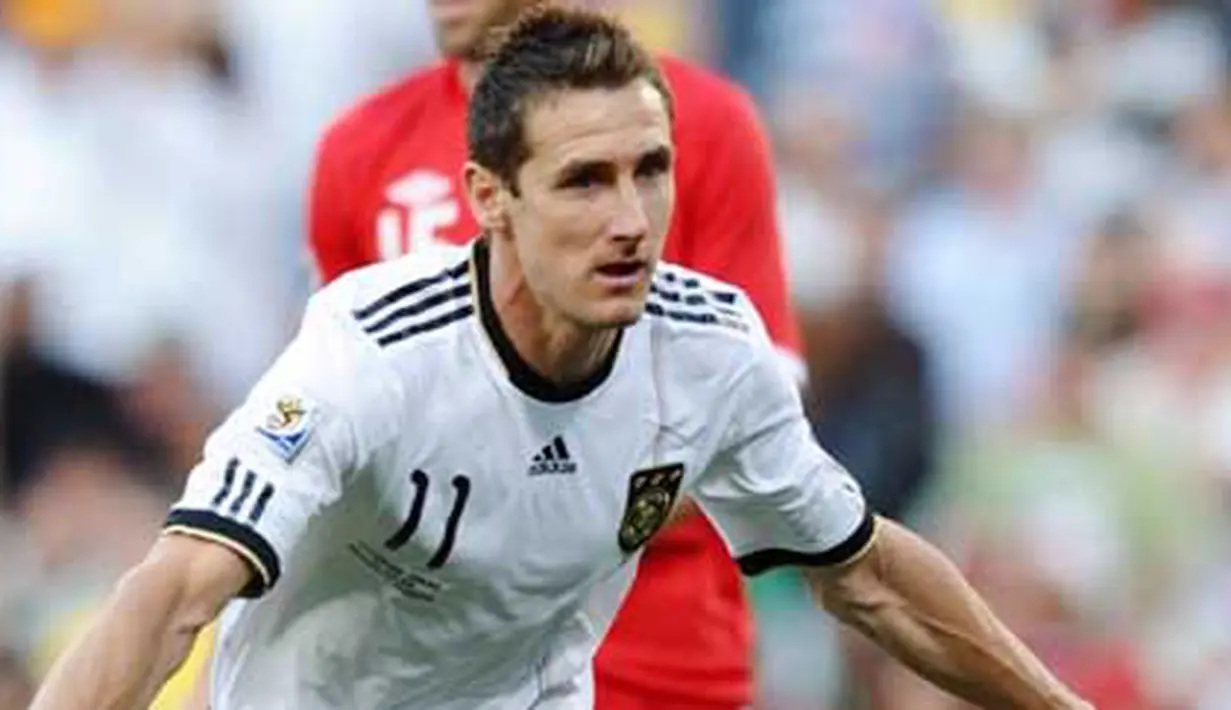 Selebrasi gol striker Jerman Miroslav Klose ke gawang Inggris di babak 16 besar PD 2010 yang berlangsung di Free State Stadium, Bloemfontein, 27 Juni 2010. Jerman unggul 4-1. AFP PHOTO / PAUL ELLIS