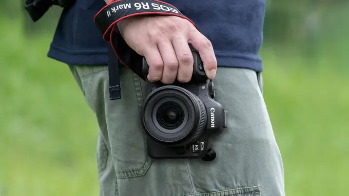 Kamera Mirrorless Terbaru Canon dengan Spesifikasi Mumpuni untuk Fotografer dan Videografer