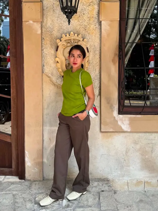 Ussy Sulistiawaty Buktikan Awet Muda dengan Fashion yang Selalu On Point (Instagram/@ussypratama)