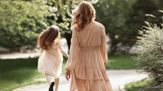 Jalan sore bersama anak di sekitar rumah