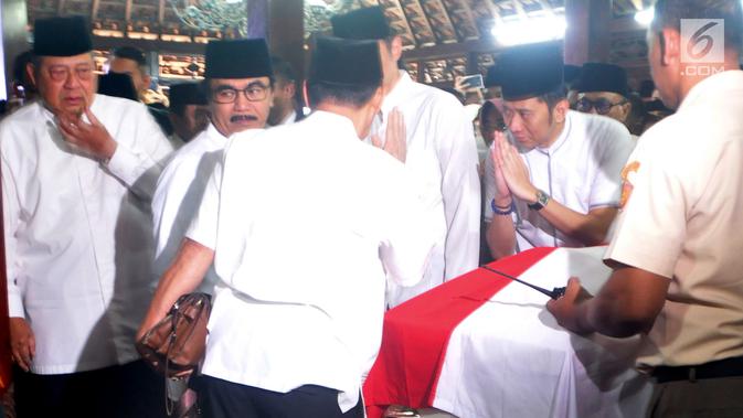 Ekspresi presiden ke-6 RI Susilo Bambang Yudhoyono (kiri) di persemayaman sang istri Ani Yudhoyono di Puri Cikeas, Bogor, Jawa Barat, Minggu (2/6/2019). (Liputan6.com/Immanuel Antonius)