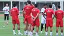 Ajang ini akan berlangsung pada 27 hingga 30 Maret 2026. Tampak dalam foto, penjaga gawang Timnas Indonesia, Marten Paes (kiri), saat mengikuti sesi latihan perdana di Lapangan Stadion Madya, Kompleks Gelora Bung Karno, Senayan, Jakarta, Selasa (24/3/2026). (Bola.com/M Iqbal Ichsan)
