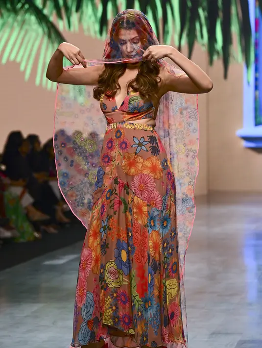Rhea Chakraborty berpose mengenakan kreasi desainer Guapa selama FDCI X Lakme Fashion Week di Mumbai pada 14 Oktober 2022. Rhea memang terlihat seperti showstopper yang chic di acara bergengsi tersebut. (AFP/Sujit Jaiswal)