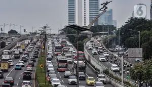 Arus kendaraan saat melintas di ruas Tol Dalam Kota dan Jalan MT Haryono, Jakarta, Rabu (27/4/2022). Kepala Dinas Perhubungan DKI Jakarta Syafrin Liputo menjelaskan, sistem ganjil genap yang diberlakukan pada 13 ruas jalan di Jakarta akan ditiadakan saat libur Lebaran atau selama tujuh hari, yakni mulai 29 April 2022, lalu lanjut 1-6 Mei 2022. (merdeka.com/Iqbal S. Nugroho)