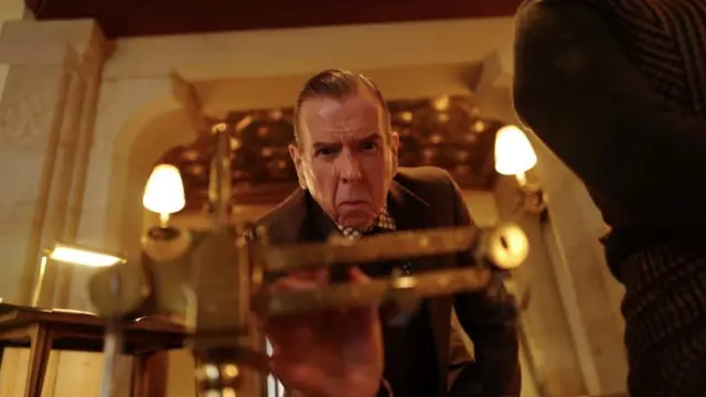 Timothy Spall sebagai Major Alistar Gregory dalam Spencer. (Foto: Dok. Komplizen Film/ KlikFilm/ IMDb)