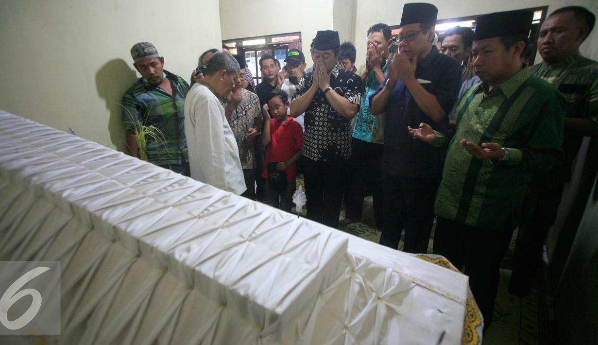 Ketua Umum PP PPP muktamar Jakarta Djan Faridz berdoa di depan jenazah Didin Bolewan di Mlati,Sleman, Yogyakarta (18/4). ). Didin meninggal usai mengikuti takbir akbar PPP 17/4 kemarin. (Liputan.com/Boy Harjanto)