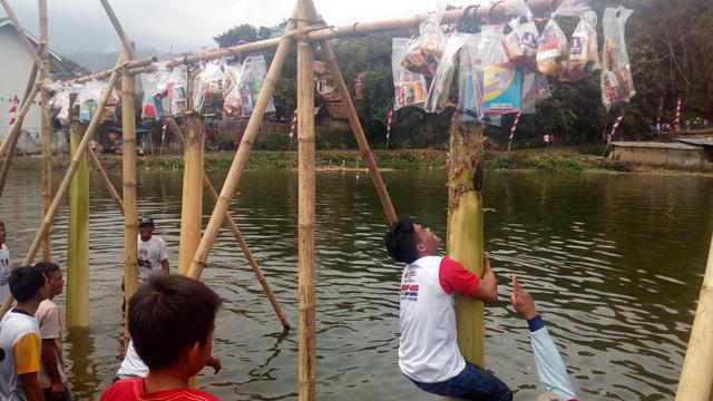 Pancat pohon pisang di situ Kole, kaki gunung Mandalawangi dalam deklarasi Rekan Desa bagi Jokowi-Maruf Amin