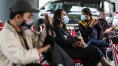Seorang wanita menunggu untuk mengikuti rapid test antigen di Stasiun Gambir, Jakarta, Rabu (23/12/2020). Dari Kemarin Selasa (22/12/2020) Sampai sekarang tercatat Seribuan calon penumpang mengikuti rapid test tersebut. (Liputan6.com/Johan Tallo)