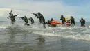 Aksi Pasukan Komando TNI saat latihan anti-teror di Pantai Kajhu, Banda Aceh, (22/11). Latihan untuk mengantisipasi kemungkinan tindakan teror dan penyerangan oleh ISIS yang dalam setahun terakhir terjadi di Tanah Air. (AFP PHOTO/Chaideer Mahyuddin)