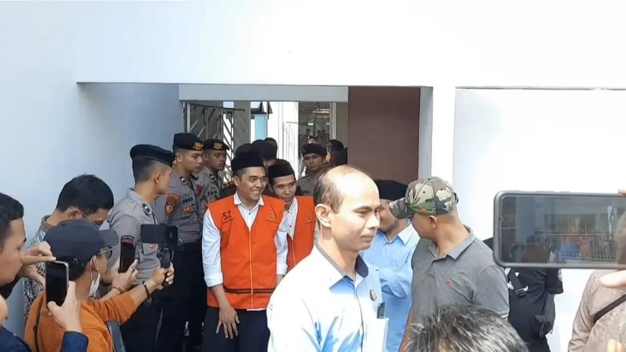 PN) Garut, Jawa Barat, menjatuhkan vonis percobaan selama 4 bulan bagi Harun Ar-Rasyid, terdakwa guru ngaji yang dituduh melakukan pengeroyokan kepada salah satu anggota ormas di Garut, beberapa waktu lalu. (Liputan6.com/Jayadi Supriadin)