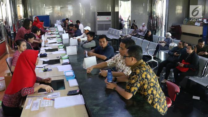 Calon penumpang memesan tiket di Kantor Pusat Lion Air, Jakarta, Senin (29/10). Jatuhnya pesawat Lion Air JT 610 dengan rute Jakarta-Pangkal Pinang tidak mempengaruhi penjualan tiket maskapai penerbangan tersebut. (Liputan6.com/Angga Yuniar)