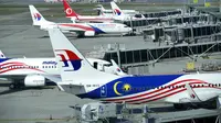 Pesawat Malaysia Airlines menaikkan penumpang di Bandara Internasional Kuala Lumpur, Sepang, Malaysia, Jumat (1/4/2022). Mulai hari ini, Malaysia membuka perbatasannya untuk orang asing dan pelancong yang sudah divaksin COVID-19 lengkap tanpa harus menjalani karantina. (AP Photo/Vincent Thian)