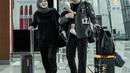 Saat berangkat, keduanya kompak mengenakan pakaian serba hitam. Aurel memadukan outfitnya dengan kerudung abu-abu.  (@aurelie.hermansyah)
