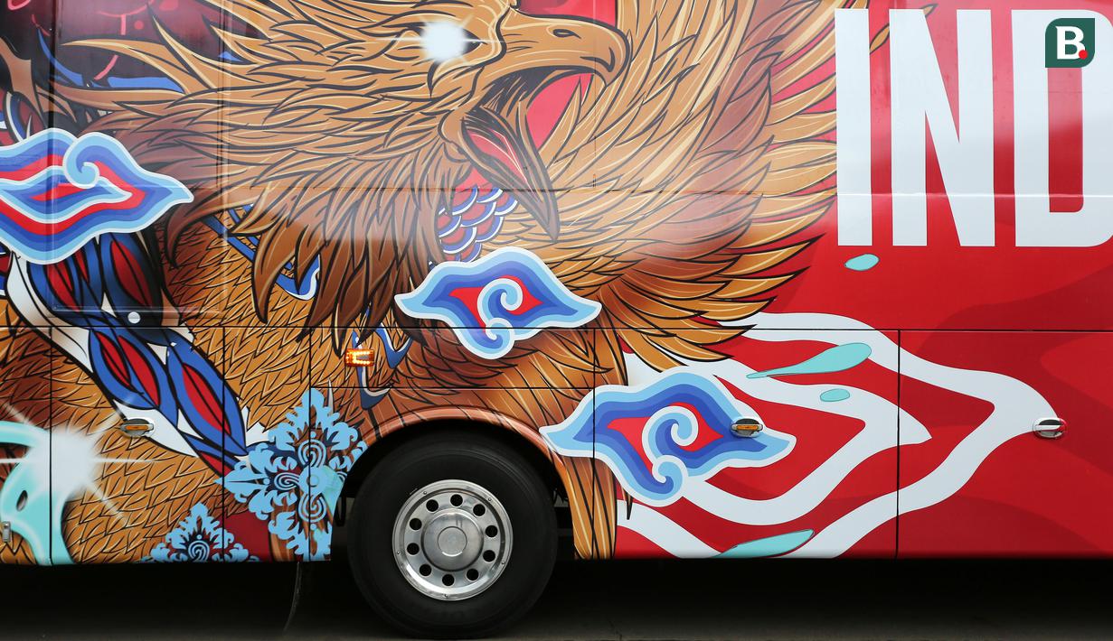 Sebuah bus baru yang digunakan untuk kepentingan Timnas Indonesia diperkenalkan jelang laga FIFA Matchday melawan Timnas Argentina di Stadion Utama Gelora Bung Karno, Jakarta, Minggu (18/6/2023). (Bola.com/Bagaskara Lazuardi)