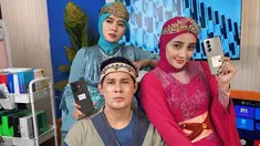 Saat melakukan siaran langsung untuk menjual HP, Afdhal Yusman, Penty dan Lisda Oxalis tampil mengenakan baju kolosal. Penampilan mereka yang tidak biasa ini sontak membuat warganet nostalgia dengan penampilan mereka kala masih menjadi artis Genta Buana. (Liputan6.com/IG/@afdhal_yusman)