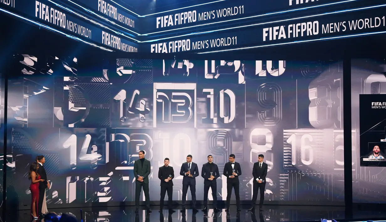 Lionel Messi bersama Virgil van Dijk, Kylian Mbappe, Achraf Hakimi, dan Casemiro menerima trofi penghargaan dari FIFA di Paris, Selasa (28/2/2023). (AFP/Franck Fife)