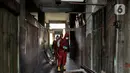 Petugas pemadam kebakaran Jakarta Pusat saat menyemprotkan disinfektan di Pasar Rawasari, Jakarta, Kamis (11/6/2020). Penyemprotan dilakukan sebagai tindak lanjut setelah 13 pedagang dan 1 petugas kebersihan positif Covid-19 berdasarkan tes swab beberapa waktu lalu. (merdeka.com/Iqbal S. Nugroho)
