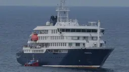 Menurut rencana, tiga orang tersebut akan diterbangkan ke Belanda untuk mendapatkan perawatan medis lanjutan. Tampak dalam foto, kapal pesiar MV Hondius berlabuh di perairan sekitar pelabuhan Praia, Tanjung Verde, Rabu 6 Mei 2026. (AP Photo/Misper Apawu)