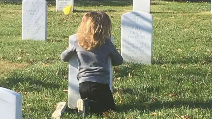 Obati Kangen, Bocah Ini Cuma Bisa Memeluk Batu Nisan Sang Ayah