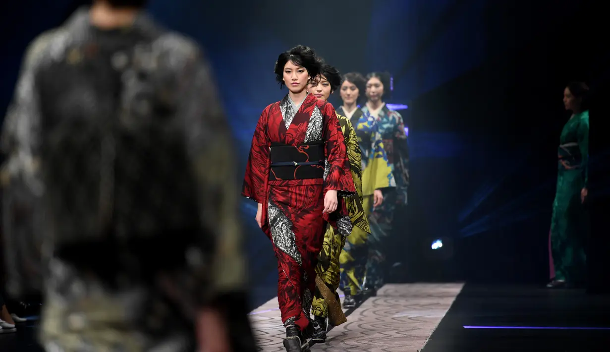 Model mengenakan kimono rancangan desainer Jepang, Jotaro Saito untuk koleksi Fall Winter 2019/2020 pada Tokyo Fashion Week di Tokyo, Rabu (20/3/2019). (Photo by Toshifumi KITAMURA / AFP)