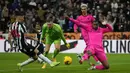 Gelandang Newcastle United, Miguel Almiron (kiri) mencetak gol kedua timnya ke gawang Fulham pada laga pekan ke-17 Liga Inggris 2023/2024 di St James' Park, Newcastle, Sabtu (16/12/2023). (AFP/Andy Buchanan)