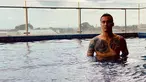 Aktor FTV Rendy Kjaernett memang memiliki banyak tato di sekujur tubuhnya. Tato di dada termasuk tato besar Rendy selain yang ada di punggung. Saat berenang, tato di bagian dada Rendy otomatis terlihat yang membuat terlihat begitu garang. (Liputan6.com/IG/rendykjaernett1)