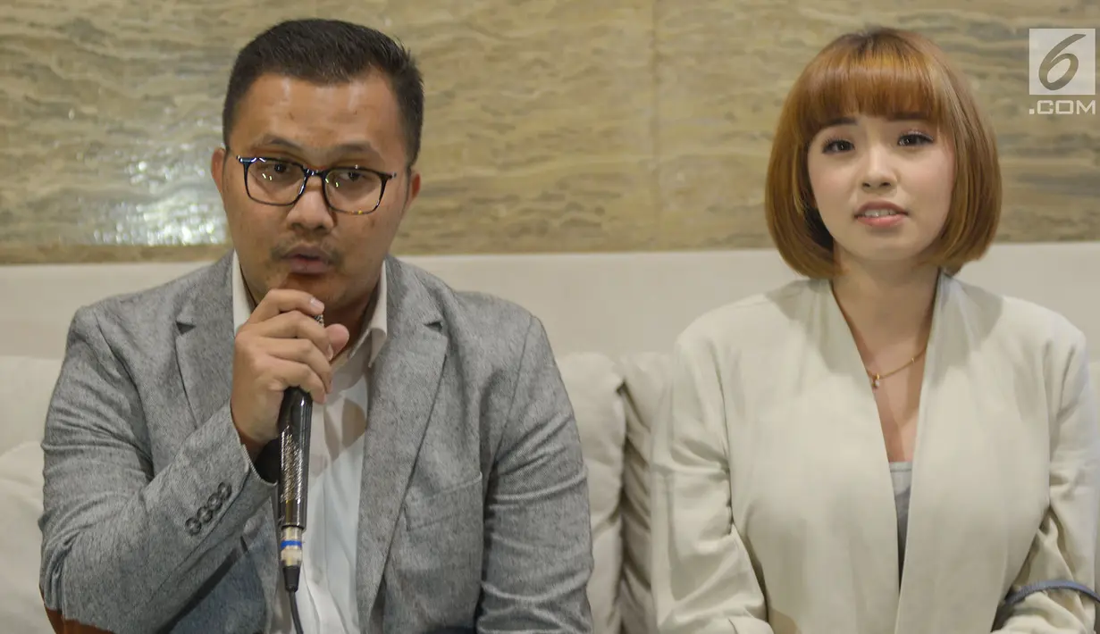 Kuasa Hukum didampingi YouTuber Kimi Hime memberi keterangan pers terkait konten youtube yang di blokir Kominfo di Jakarta, Jumat (2/8/2019). Kominfo menilai bahwa isu pembinaan konten youtube terbaru selesai, jadi tidak perlu datang dalam waktu dekat. (merdeka.com/Imam Buhori)