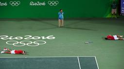  Ekspresi petenis Spanyol, Rafael Nadal dan Marc Lopez setelah memenangi medali emas tenis ganda putra Olimpiade Rio 2016 di Olympic Tennis Centre, Rio de Janeiro, Brasil, (12/8/2016). (Reuters/Toby Melville)