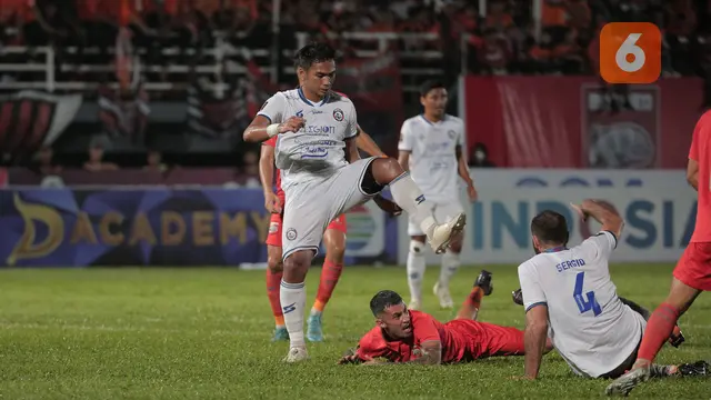 Foto: Laga Keras dan Momen Perselisihan antar Pemain saat Borneo FC Melawan Arema FC di Leg Kedua Final Piala Presiden 2022