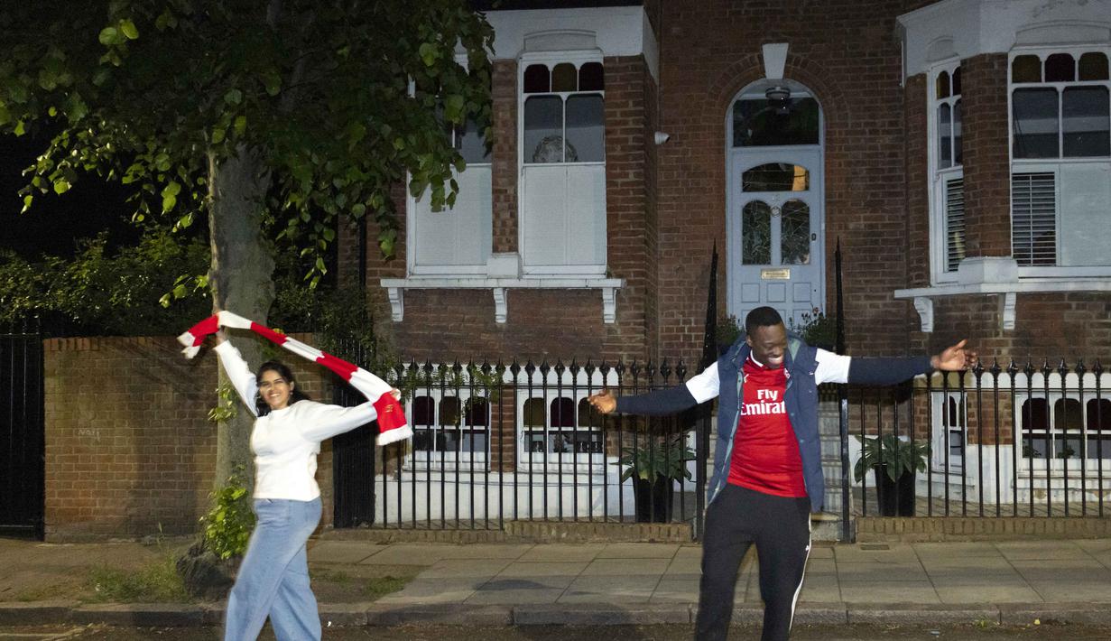Para penggemar Arsenal merayakan kemenangan tim mereka di Liga Primer Inggris, di dekat Stadion Emirates, London, Inggris, pada 19 Mei 2026. (Brook Mitchell/AFP)