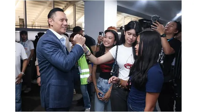6 Potret Agus Yudhoyono Ajak Putrinya Nonton Sheila On 7, Tetap Semangat Meski Hujan