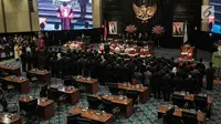 Ketua Pengadilan Tinggi DKI Jakarta Syahrial Sidik membacakan sumpah bagi sejumlah anggota DPRD DKI Jakarta yang terpilih dalam Pemilu 2019 di Gedung DPRD DKI Jakarta, Senin (26/8/2019). Sebanyak 106 anggota DPRD DKI Jakarta 2019-2024 resmi dilantik hari ini. (Liputan6.com/Faizal Fanani)