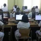 Sejumlah murid Sekolah Menengah Kejuruan (SMK) melaksanakan Ujian Nasional Berbasis Komputer (UNBK) di SMK Negeri 1, Jakarta, Senin (2/4). Untuk siswa Kejuruan, pelaksanaan UNBK dilaksanakan dari 2 April sampai 5 April 2018. (Liputan6.com/Arya Manggala)