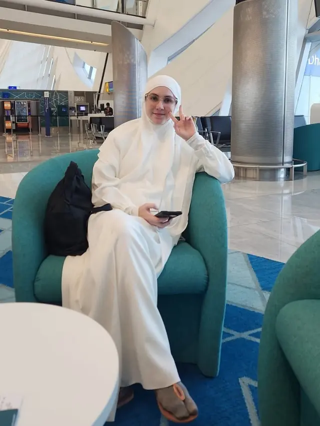 Pesona Cantik Alami Arumi Bachsin dengan Bare Face Jelang Umroh Bersama Suami