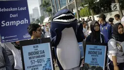 Badut Hiu ikut meramaikan aksi kampanye tentang kehidupan biota laut saat CFD di Kawasan Bunderan HI, Jakarta, Minggu (4/3). Mereka mengajak masyarakat untuk menjaga lautan dari sampah dan terumbu karang dari kerusakan. (Liputan6.com/Faizal Fanani)