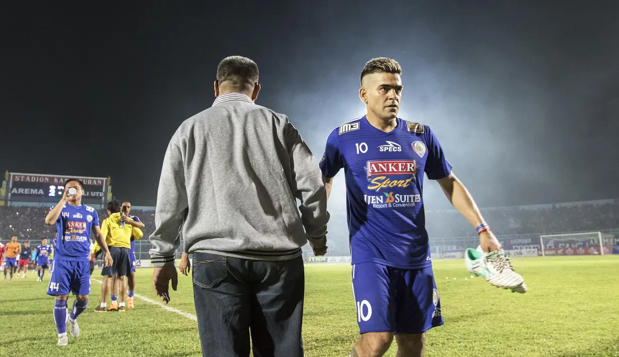 Striker Arema Cronus, Cristian Gonzales usai bertanding melawan Bali United pada laga perempat final Piala Presiden di Stadion Kanjuruhan, Malang, Sabtu (19/9/2015). (Bola.com/Vitalis Yogi Trisna)