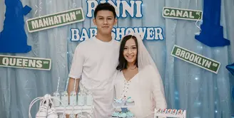 Rona bahagia tengah dirasakan Rinni Wulandari dan Jevin Julian yang telah resmi menjadi orang tua. Kini keduanya telah dikaruniai anak pertama yang berjenis kelamin laki-laki. (Instagram/lastminute_project_)