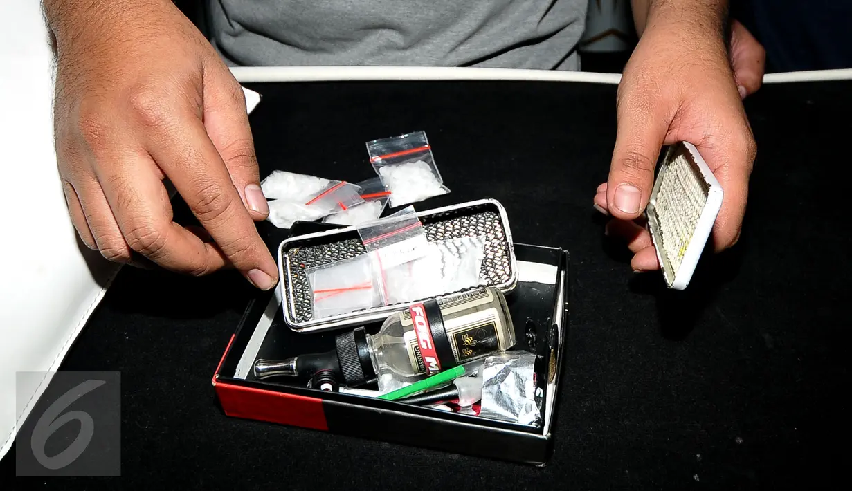 Barang bukti yang diamankan petugas Narkoba Bareskrim hasil dari penangkapan Reza Alexander Prawiro, Jakarta, Senin (3/8/2015). Mantan kekasih artis Luna Maya itu ditangkap saat pesta shabu dan ganja di sebuah hotel. (Liputan6.com/Yoppy Renato)