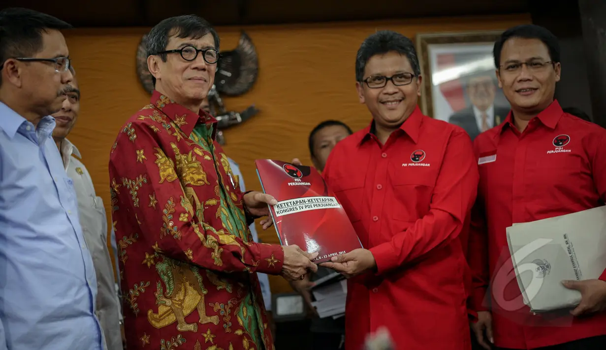 Sekjen PDIP Hasto Kristianto dan Wakil Sekjen PDIP Ahmad Basarah menyambangi Kantor Kemenkumham, Jakarta, Rabu (6/5/2015). Kedatangan mereka untuk menyerahkan susunan Kepengurusan DPP PDIP periode 2015-2020 kepada Menkumham. (Liputan6.com/ Faizal Fanani)