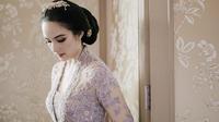 Chelsea Islan mengenakan kebaya brokat lengan panjang berwarna lilac karya desainer Vera Anggraini. @iluminen.