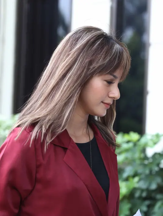 Setelah melewati serangkaian proses sidang, akhirnya Kirana resmi bercerai dengan Tama. Tak hanya itu, ternyata pihak pengadilan mengabulkan permohonan Kirana atas hak asuh anak yang kini jatuh ke tangannya. (Nurwahyunan/Bintang.com)