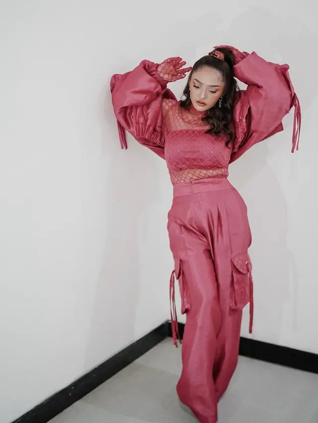 Potret Siti Badriah yang turun berat badan 10 kg pasca setahun melahirkan. (Sumber: Instagram/sitibadriahh)