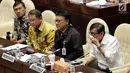 Menkominfo Rudiantara (kiri) dengan Mendagri Tjahjo Kumolo (tengah) dan Menkumham Yasonna Laoly saat rapat RUU Ormas di Kompleks Parlemen, Senayan, Jakarta, Jumat (20/10). (Liputan6.com/Johan Tallo)