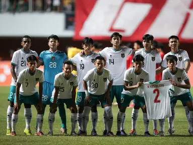 Starter Timnas Indonesia U-16 saat menghadapi Vietnam dalam laga final Piala AFF U-16 2022 di Stadion Maguwoharjo, Sleman, Jumat (12/8/2022). (Bola.com/Bagaskara Lazuardi)