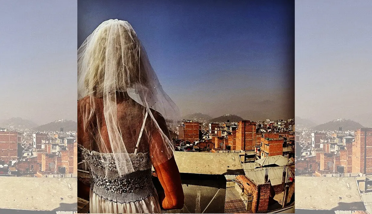 Pavlina Melicharova memandang ke arah kota Kathmandu, Nepal. Dia berharap tindakannya ini bisa menjadi inspirasi untuk orang lain yang senasib dengannya, bahwa mereka bisa bangkit dari kesedihan. (facebook.com/TravellingBride)