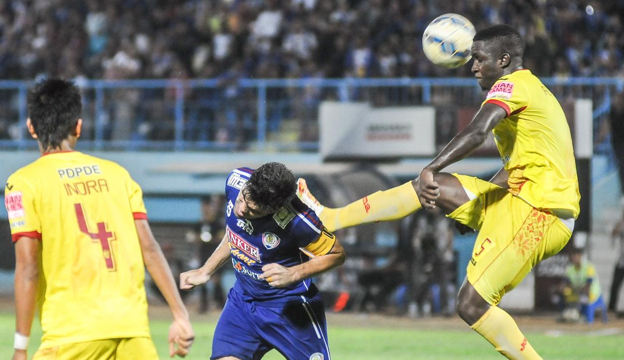 Pemain Sriwijaya FC, Abdoulaye Maiga, berebut bola dengan bek Arema, Fabiano Belrame, pada laga semifinal leg pertama Piala Presiden di Stadion Kanjuruhan, Malang, Sabtu (3/10/2015). Sriwijaya imbangi Arema 1-1. (Bola.com/Kevin Setiawan)