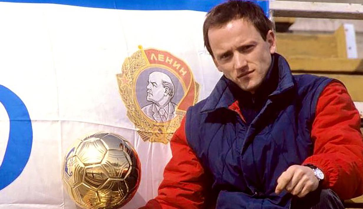 Igor Belanov. Eks striker Timnas Uni Soviet yang kini berusia 61 tahun ini mampu meraih Ballon d'Or pada edisi 1986 usai membawa Dynamo Kyiv menjuarai Liga Uni Soviet dan Piala Winners 1985/1986. Namun pada penghargaan Ballon d'Or edisi 1987 dirinya sama sekali tidak masuk dalam nominasi usai kehilangan ketajamannya hingga Dynamo Kyiv gagal mempertahankan gelar di Liga Uni Soviet dan keok di semifinal Piala Champions musim 1986/1987. (twitter.com/footballmemorys)