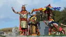 Seniman, David Ancca (kiri) melakukan perannya sebagai Kaisar Inca saat Festival Inti Raymi di kompleks benteng Sacsahuaman, Peru (24/6). Inti Raymi adalah festival matahari yang juga merupakan upacara Inca penting di Peru. (AFP Photo/Cris Bouronce)