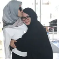 Keluarga mengantar keberangkatan Bella pergi ke Malaysia.