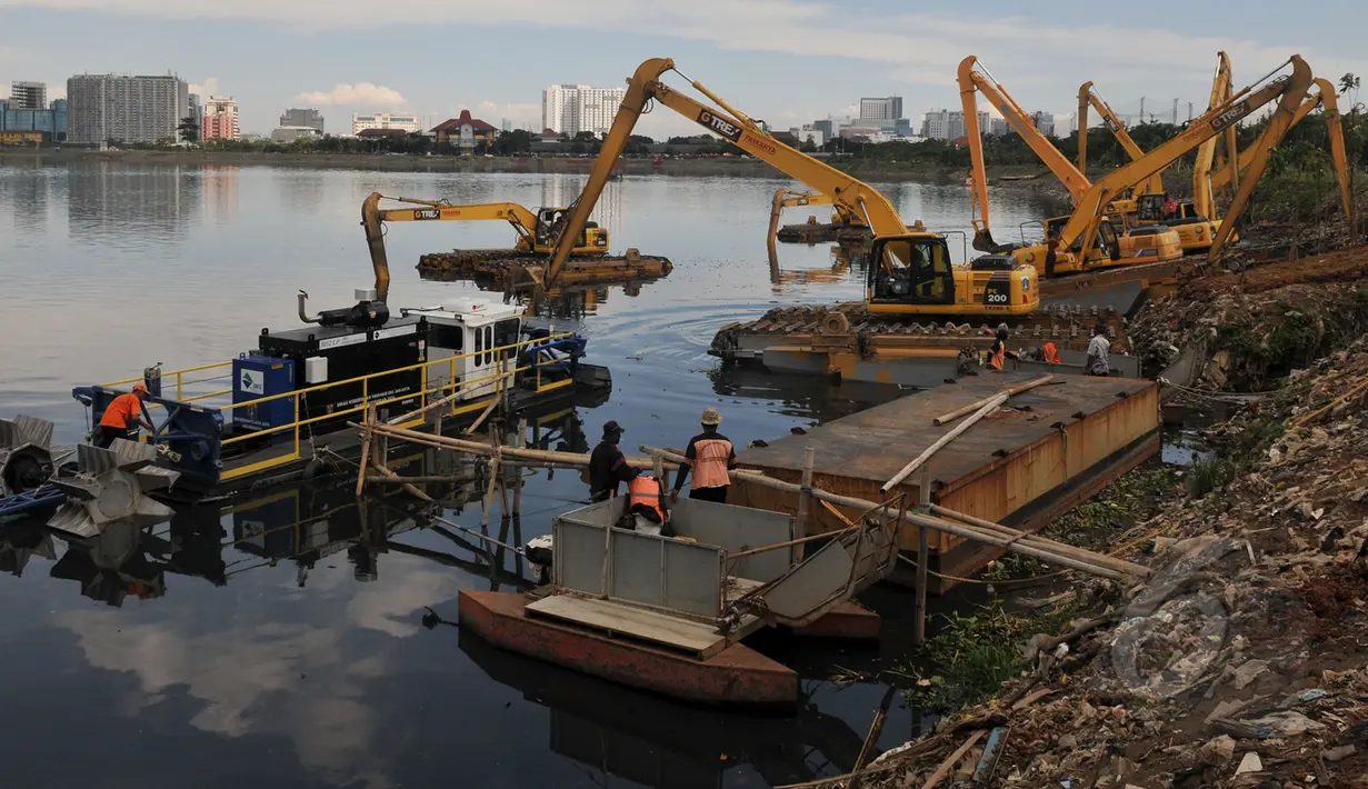 Sejumlah pekerja  saat bersiap melakukan pengerukan sampah di Waduk Pluit, Jakarta, Kamis (30/4/2015). Pengerukan waduk pluit  dilakukan selain untuk mengurangi sampah - sampah di waduk juga untuk keindahan waduk. (Liputan6.com/JohanTallo)